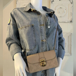 Authentic LOUIS VUITTON Mahina Amelia Wallet Beige Opal w/COA